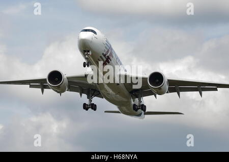 Un Airbus A350 montrant son agilité au Farnborough Air Show 2014 Banque D'Images