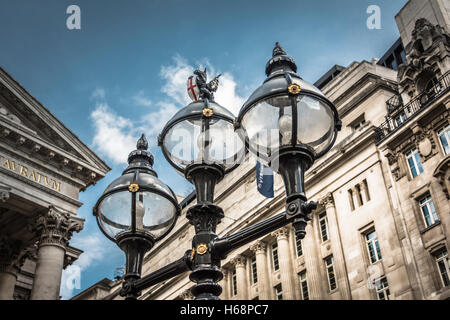 Lampes à gaz modifiées à l'extérieur de la Royal Exchange dans la ville de Londres, Angleterre, Royaume-Uni Banque D'Images