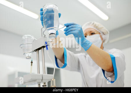 Mettre un médecin à un patient au goutte-à-goutte Banque D'Images