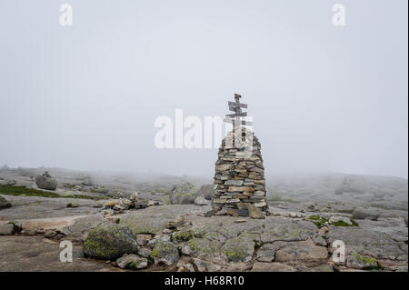 Pyramide en pierre avec un chemin de randonnée à vélo dans le temps brumeux. Banque D'Images