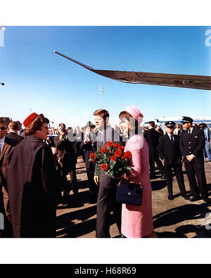 Le président et Mme Kennedy arrive à Love Field, Dallas, Texas le 22 novembre 1963. Photographie par Cecil Stoughton/La Maison Blanche Banque D'Images