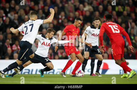 Le Alexander-Arnold Trent (centre) détient au large de Tottenham Hotspur's Tom Carroll (à gauche) et Ben Davies (à droite) au cours de l'EFL Cup, série de 16 match à Anfield, Liverpool. Banque D'Images