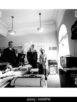 Le président Kennedy et le Vice-président Johnson regardant le décollage du premier Américain dans l'espace le 5 mai 1961..(L-R) Vice-président Johnson, Arthur Schlesinger, Adm. Arleigh Burke, le président Kennedy, Mme Kennedy. Maison blanche,Bureau du secrétaire du président..Photo de Cecil Stoughton/La Maison Blanche Banque D'Images