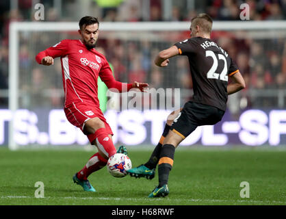 Bristol City's Marlon Pack (à gauche) et Hull City's Markus Henriksen (à droite) bataille pour la balle au cours de l'EFL Cup, série de 16 match à Ashton Gate, Bristol. Banque D'Images