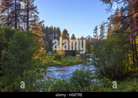 USA, Ohio, forêt nationale de Deschutes, cours supérieur de la rivière Metolius et distant Mount Jefferson au coucher du soleil. Banque D'Images