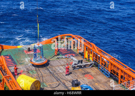 Panier personnel placé sur transfert anchor handling tug Banque D'Images