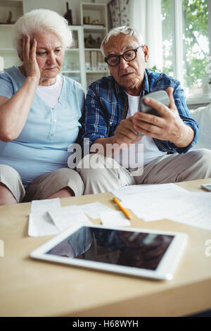 Inquiets senior couple interagir pendant le contrôle des projets Banque D'Images