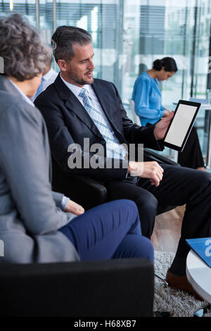 Businesspeople having discussion sur tablette numérique Banque D'Images