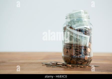 Close-up de pièces et billets de monnaie dans le jar Banque D'Images