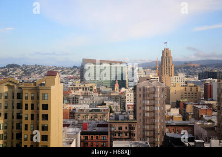 Donnant sur la ville de San Francisco en Californie en fin d'après-midi sur une journée ensoleillée. Banque D'Images