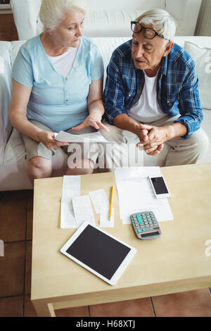 Senior couple interagir pendant le contrôle des projets Banque D'Images