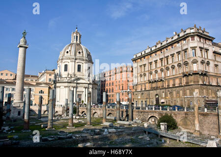 Santissimo Nome di Maria, l'Église du Très Saint Nom de Marie au Forum de Trajan avec le Forum de Trajan et de colonnes Banque D'Images