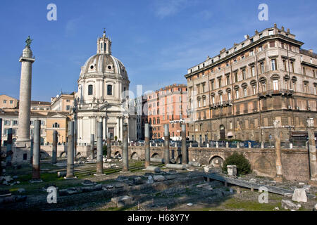 Santissimo Nome di Maria, l'Église du Très Saint Nom de Marie au Forum de Trajan avec le Forum de Trajan et de colonnes Banque D'Images