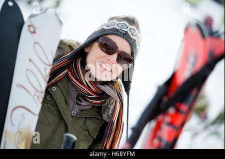 Cheerful woman portant des lunettes de soleil en hiver Banque D'Images