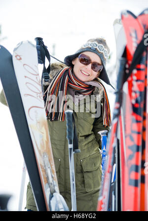 Cheerful woman portant des lunettes de soleil en hiver Banque D'Images