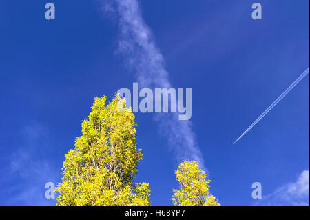 D'un avion traînée de vapeur dans un ciel bleu Banque D'Images