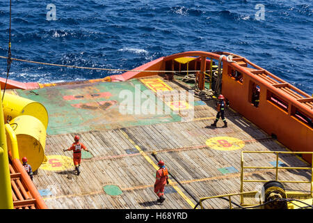 Bouée d'ancrage sur le pont d'anchor handling tug pendant le fonctionnement à Terengganu, Malaisie offshore Banque D'Images