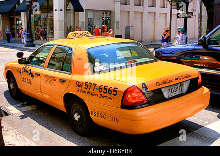 Yellow Cab sur les rues du centre-ville de Charleston, SC Banque D'Images