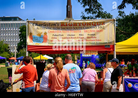 Les gens faire la queue pour acheter de l'authentique barbecue stand au marché de fermiers à Marion Sq à Charleston, SC Banque D'Images