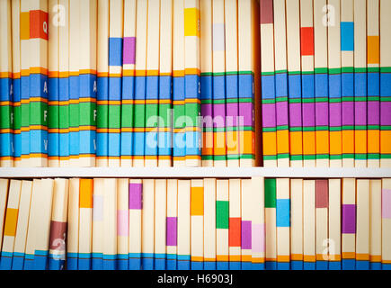 Les dossiers médicaux sur des étagères dans le bureau. Banque D'Images