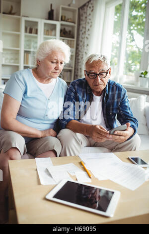 Couple inquiet des projets de vérification Banque D'Images