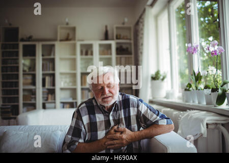 Les hommes qui souffrent de douleur de coffre Banque D'Images