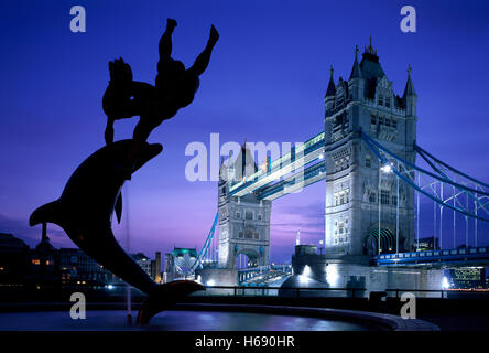 Tower Bridge at Dusk avec Dauphin et Mermaid Statue, Londres, Angleterre Banque D'Images