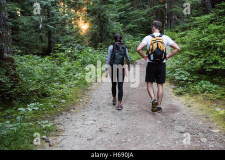 Couple en train de marcher sur un chemin dans la campagne Banque D'Images