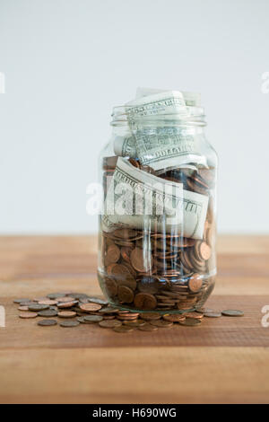 Close-up de pièces et billets de monnaie dans le jar Banque D'Images