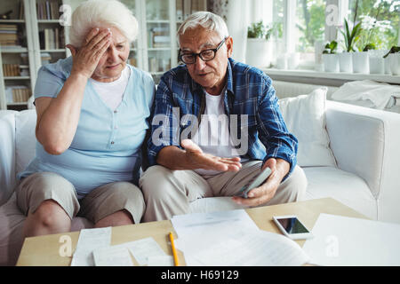 Inquiets senior couple interagir pendant le contrôle des projets Banque D'Images