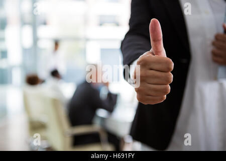 Businesswoman showing Thumbs up Banque D'Images