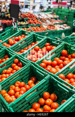 Divers les tomates en supermarché Banque D'Images