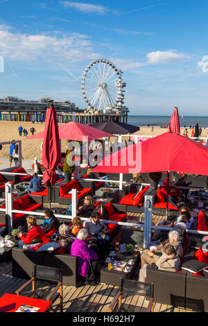 Scheveningen, à La Haye, aux Pays-Bas, des bars de plage et restaurants, de la mer du Nord, Pier avec grande roue, Banque D'Images