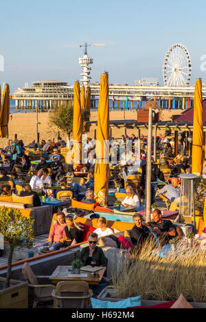 Scheveningen, à La Haye, aux Pays-Bas, des bars de plage et restaurants, de la mer du Nord, Pier avec grande roue, Banque D'Images