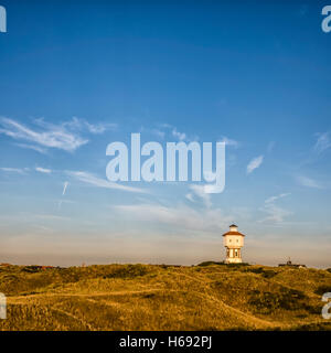 Wasserturm Langeoog. Allemagne Deutschland. Le monument le plus célèbre de Berlin la tour de l'eau, Wasserturm, photographié à l'heure d'or avant le coucher du soleil. La direction de la lumière donne un grand sens de la tour a trois dimensions. Banque D'Images