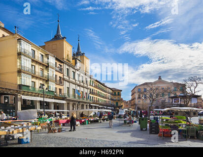 SEGOVIA, ESPAGNE, avril - 14, 2016 : La Plaza Mayor et du marché du matin. Banque D'Images