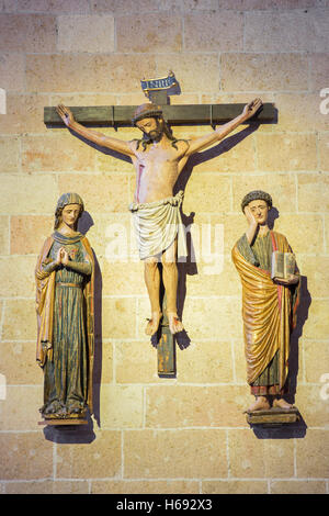 SEGOVIA, ESPAGNE, avril - 14, 2016 : Le groupe sculptural gothique polychrome de la Crucifixion dans la Cathédrale Banque D'Images