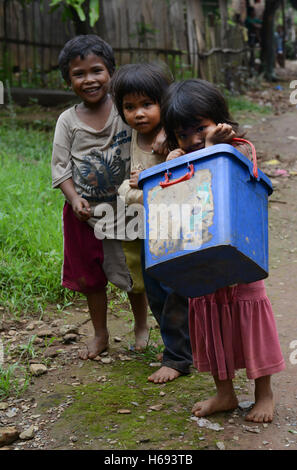 Cute Iraya Mangyan enfants dans leur village dans les forêts du nord ouest de l'Occidental Mindoro. Banque D'Images