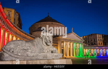 Statue de lion et la colonnade en couleurs arc-en-ciel de l'église San Francesco di Paola, place principale, Naples, Italie Banque D'Images