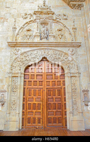 Salamanque, Espagne, Avril - 16, 2016 : Le portail Renaissance (Puerta de San Jose) dans l'atrium de monastère Convento de San Esteban. Banque D'Images