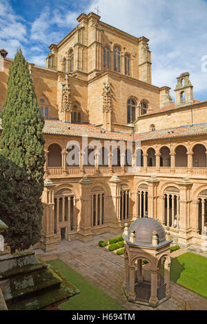 Salamanque, Espagne, Avril - 16, 2016 : le monastère gothique de l'atrium le Convento de San Esteban. Banque D'Images
