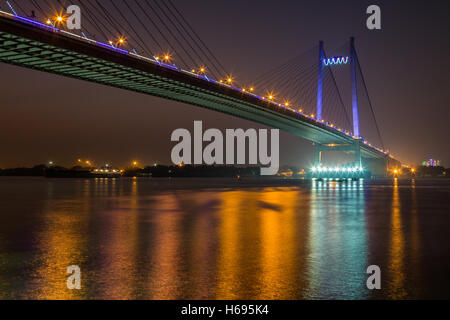 Vidyasagar Setu ( bridge ) sur la rivière Hooghly sous l'éclairage de nuit. Banque D'Images