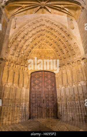 AVILA, ESPAGNE, avril - 18, 2016 : Le portail gothique du nord de la Catedral de Cristo Salvador. Banque D'Images