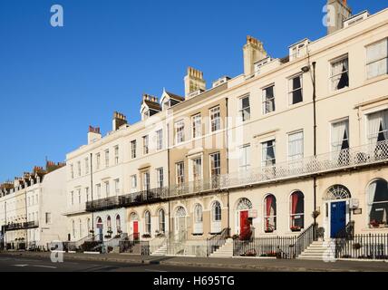 Rangée de maisons le long de la promenade de l'Esplanade, Weymouth, Dorset, Angleterre, Royaume-Uni, Europe de l'Ouest. Banque D'Images