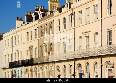 Rangée de maisons le long de la promenade de l'Esplanade, Weymouth, Dorset, Angleterre, Royaume-Uni, Europe de l'Ouest. Banque D'Images