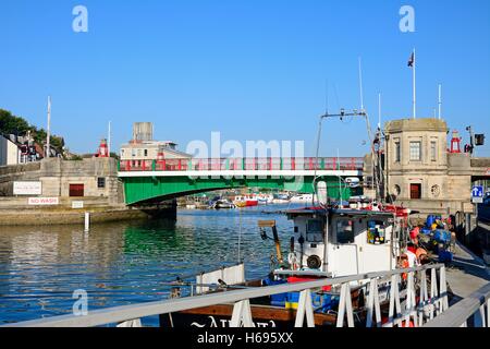 Vue de la feuille double pont à bascule et de bateaux dans le port, Weymouth, Dorset, Angleterre, Royaume-Uni, Europe de l'Ouest. Banque D'Images