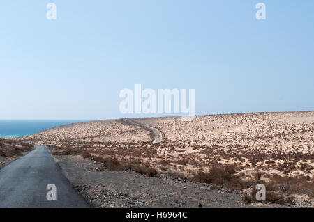 Fuerteventura, Îles Canaries, Afrique du Nord, Espagne : Paysage de désert et de la route de la plage de Playa de Jandia, parmi les plus célèbres de l'île Banque D'Images