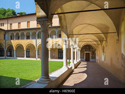 BRESCIA, ITALIE - 21 MAI 2016 : l'atrium de l'église Chiesa del Santissimo Corpo di Cristo. Banque D'Images