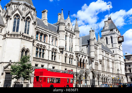 Extérieur de la Royal Courts of Justice à Londres, communément appelé le palais de justice Banque D'Images