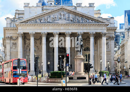 Londres, Royaume-Uni - 06 août 2016 - Le trafic et la marche des gens devant le Royal Exchange Banque D'Images